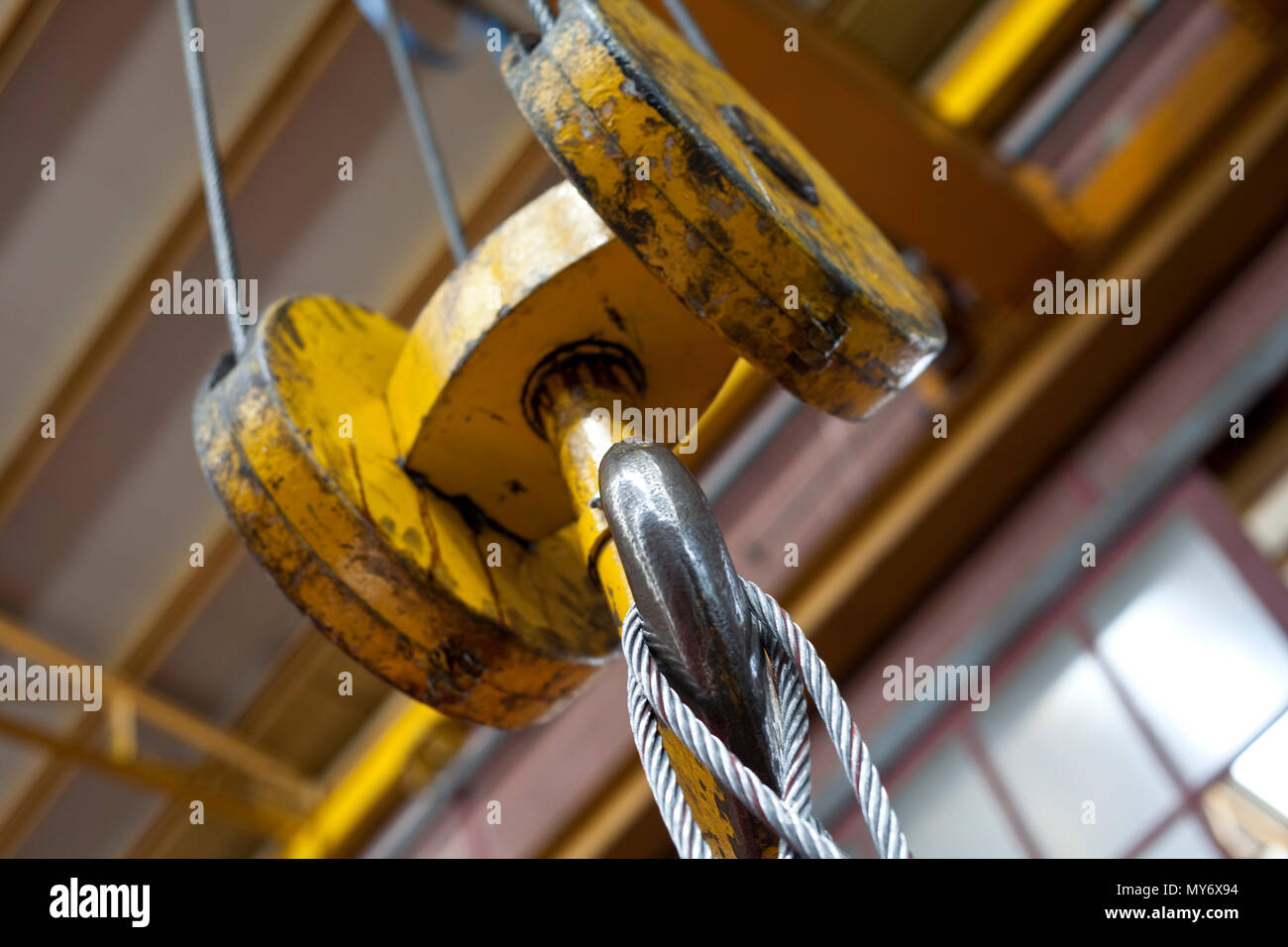 Closup su giallo gancio industriali con cavi di acciaio Foto Stock