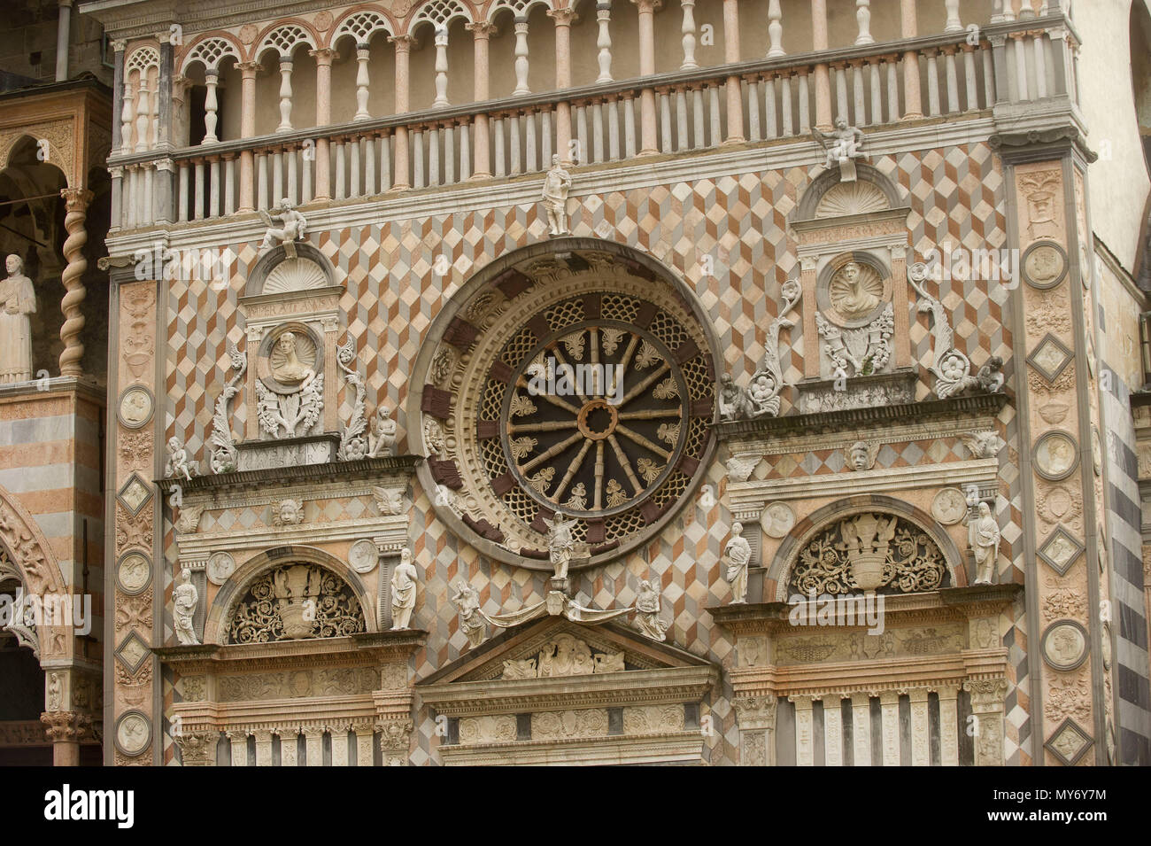 Italia - Lombardia, Bergamo - Città Alta è un borgo medievale, la Cappella Colleoni, dettaglio windows Foto Stock