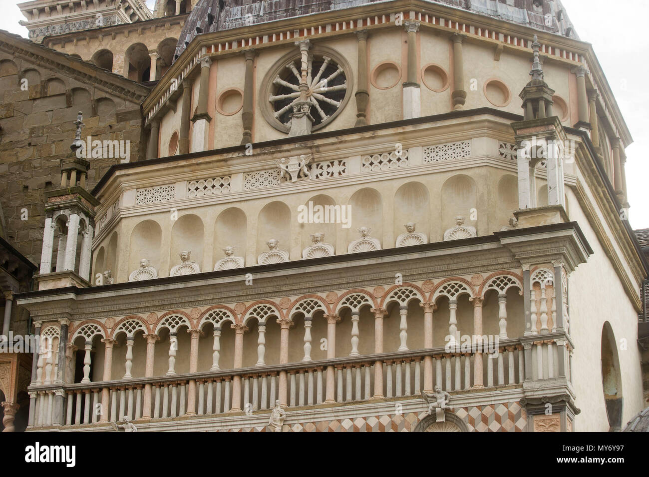 Italia - Lombardia, Bergamo - Città Alta è un borgo medievale, la Cappella Colleoni, dettaglio windows Foto Stock