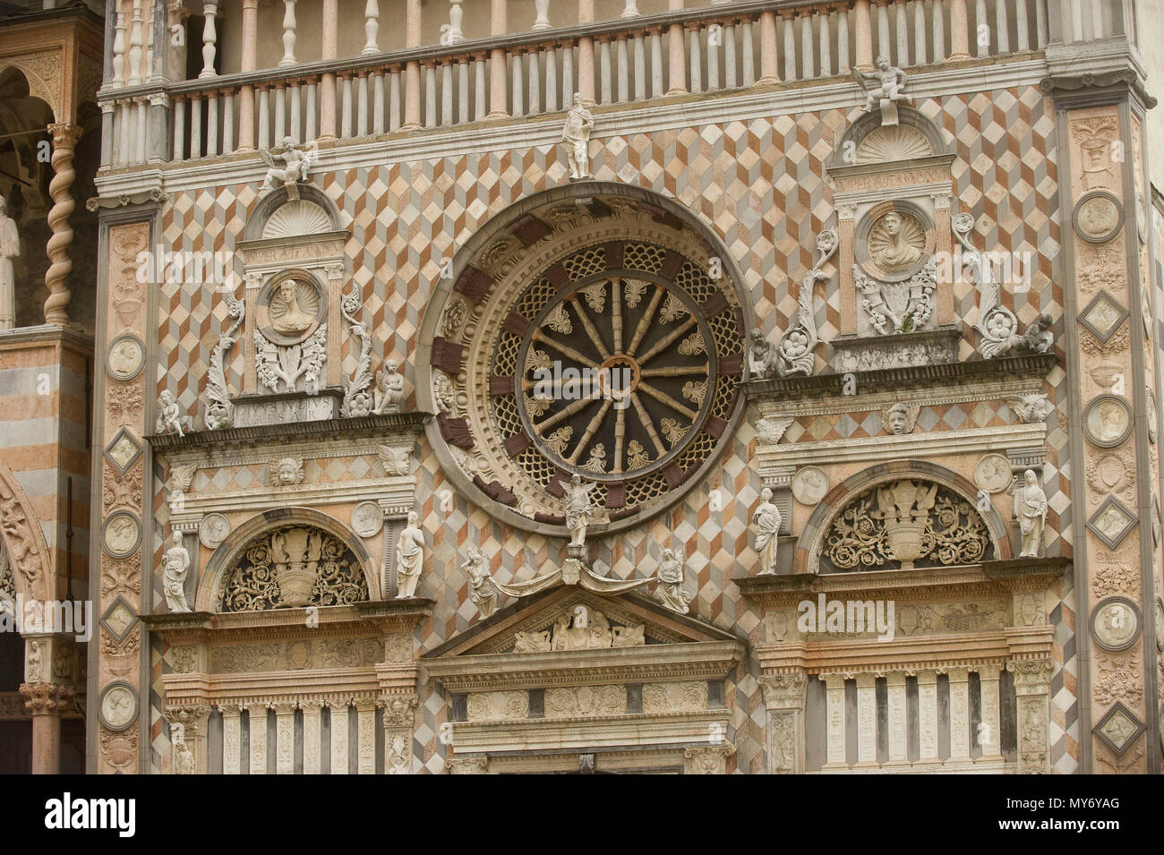 Italia - Lombardia, Bergamo - Città Alta è un borgo medievale, la Cappella Colleoni, dettaglio windows Foto Stock