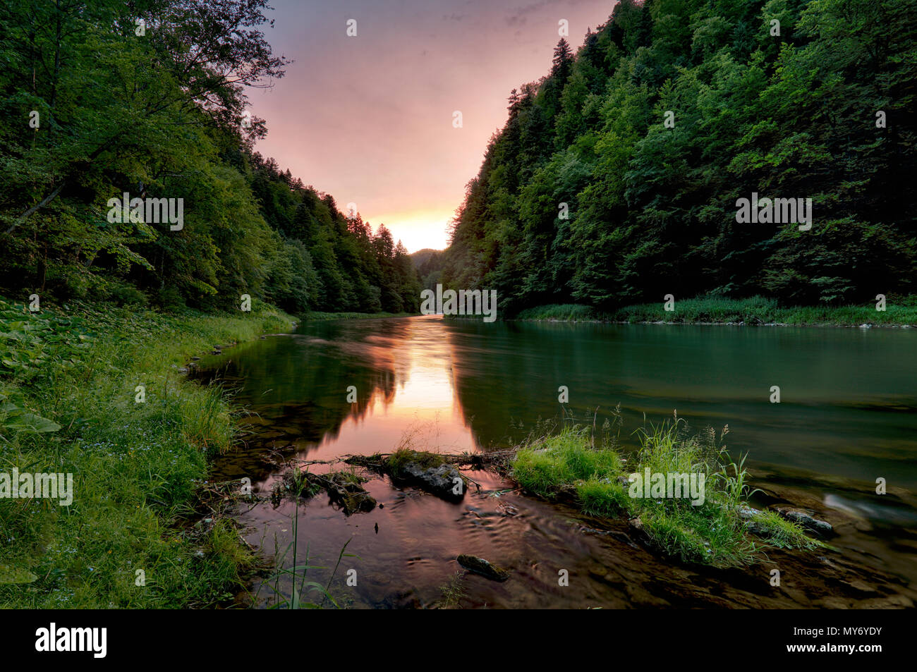Tramonto lungo le rive del fiume Dunajec. Foto Stock