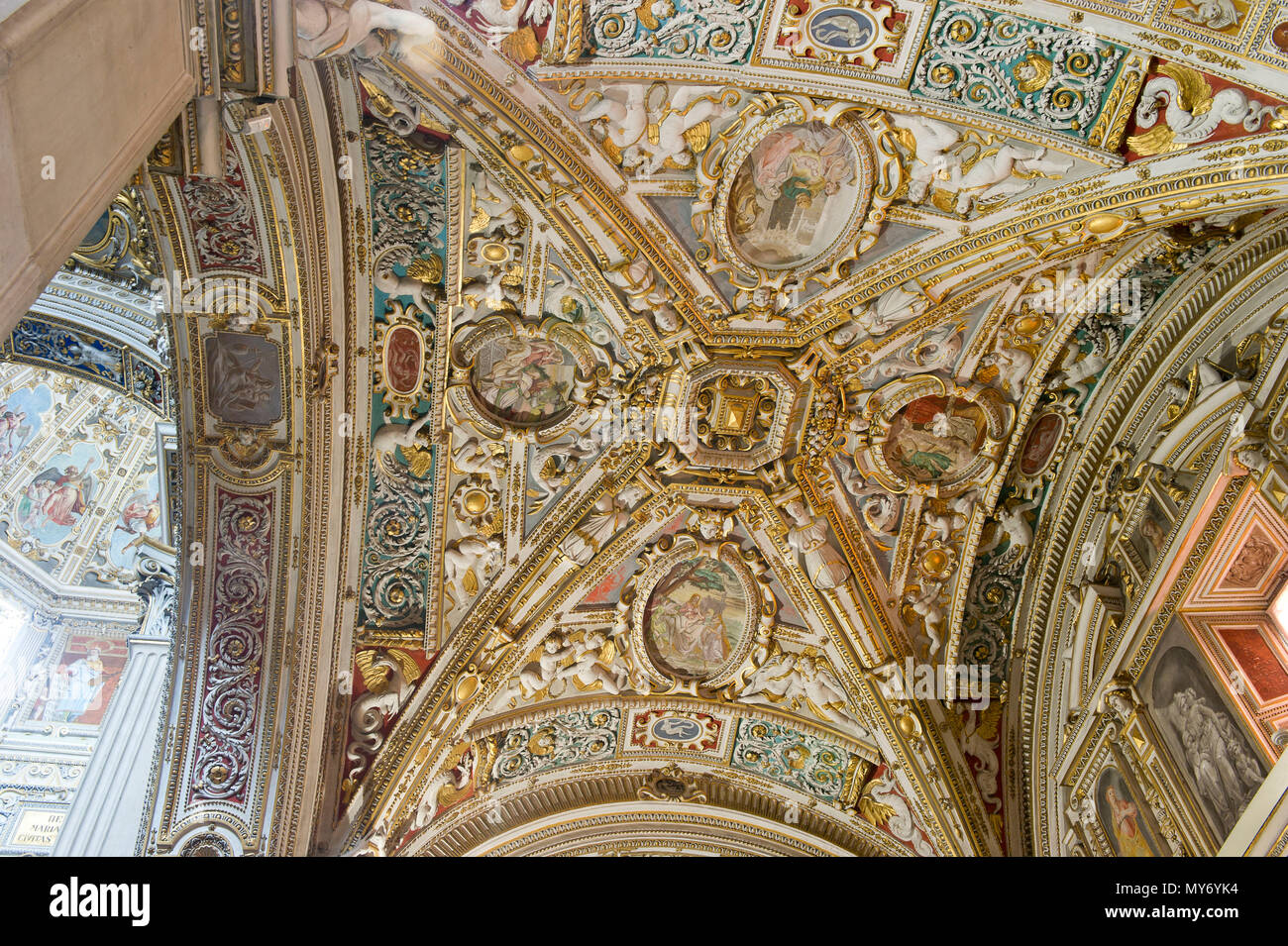 Italia - Lombardia, Bergamo - Città Alta è un borgo medievale, Basilica di Santa Maria Maggiore, costruita nel XII secolo. Lo stile barocco vault decorazione. va Foto Stock