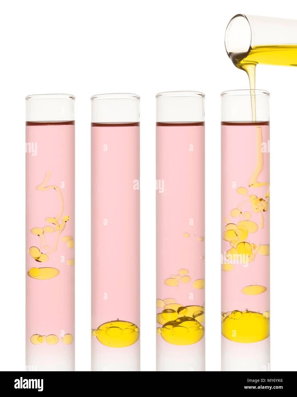Provette con rosa e giallo liquind nel laboratorio di chimica su sfondo whithe Foto Stock