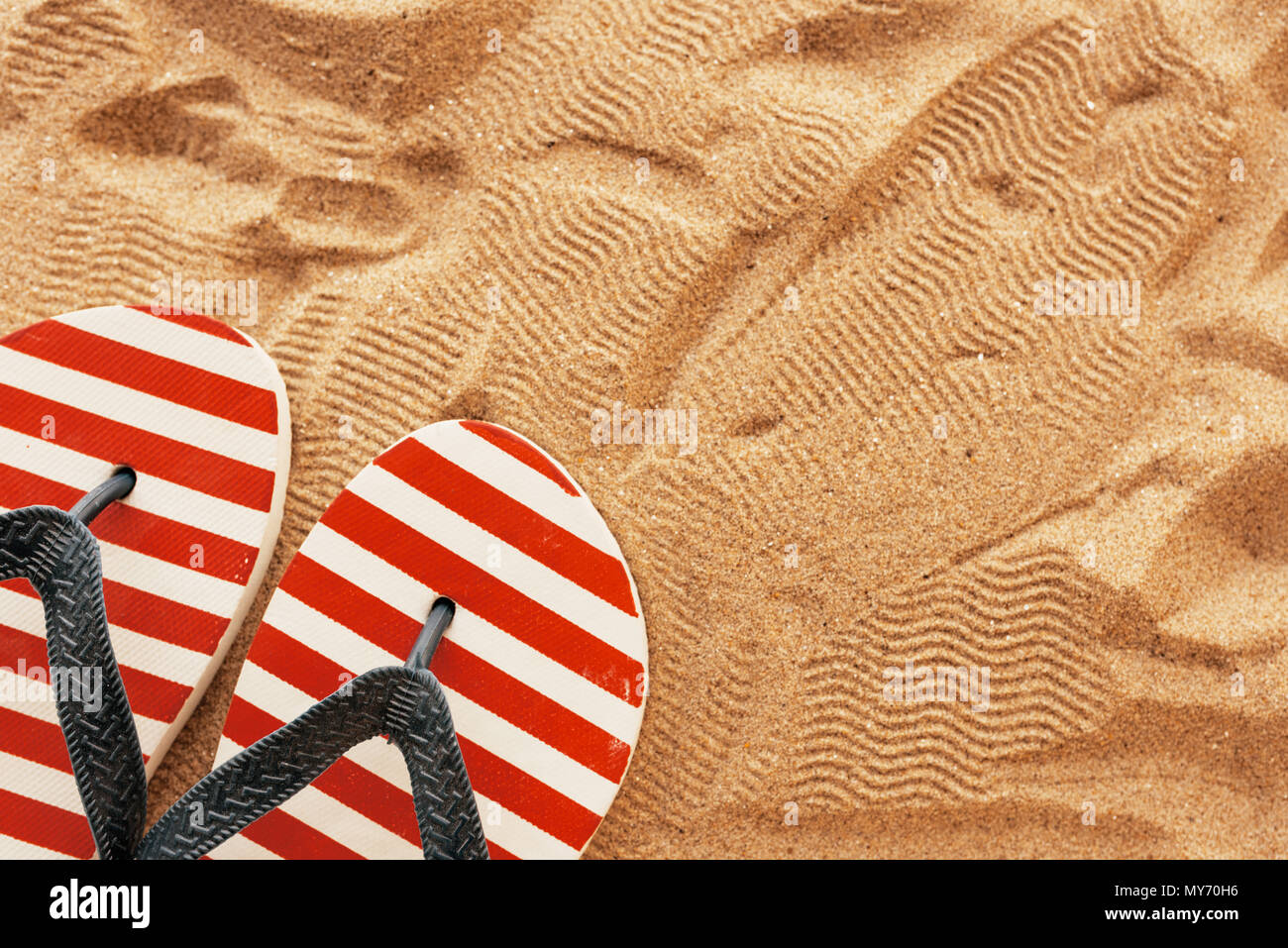 Bandiera americana stile flip flop sulla spiaggia sabbiosa con copia spazio, vista dall'alto Foto Stock