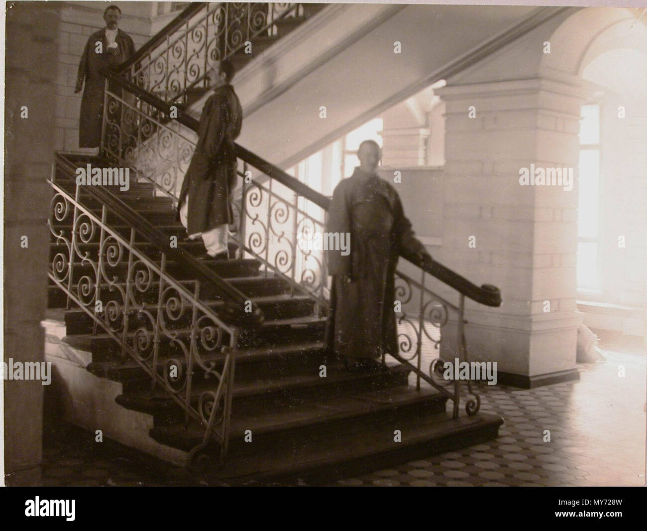 590 Лестница здания женского епархиального училища. Раненые на лестнице в вестибюле госпиталя. 1914 год Foto Stock