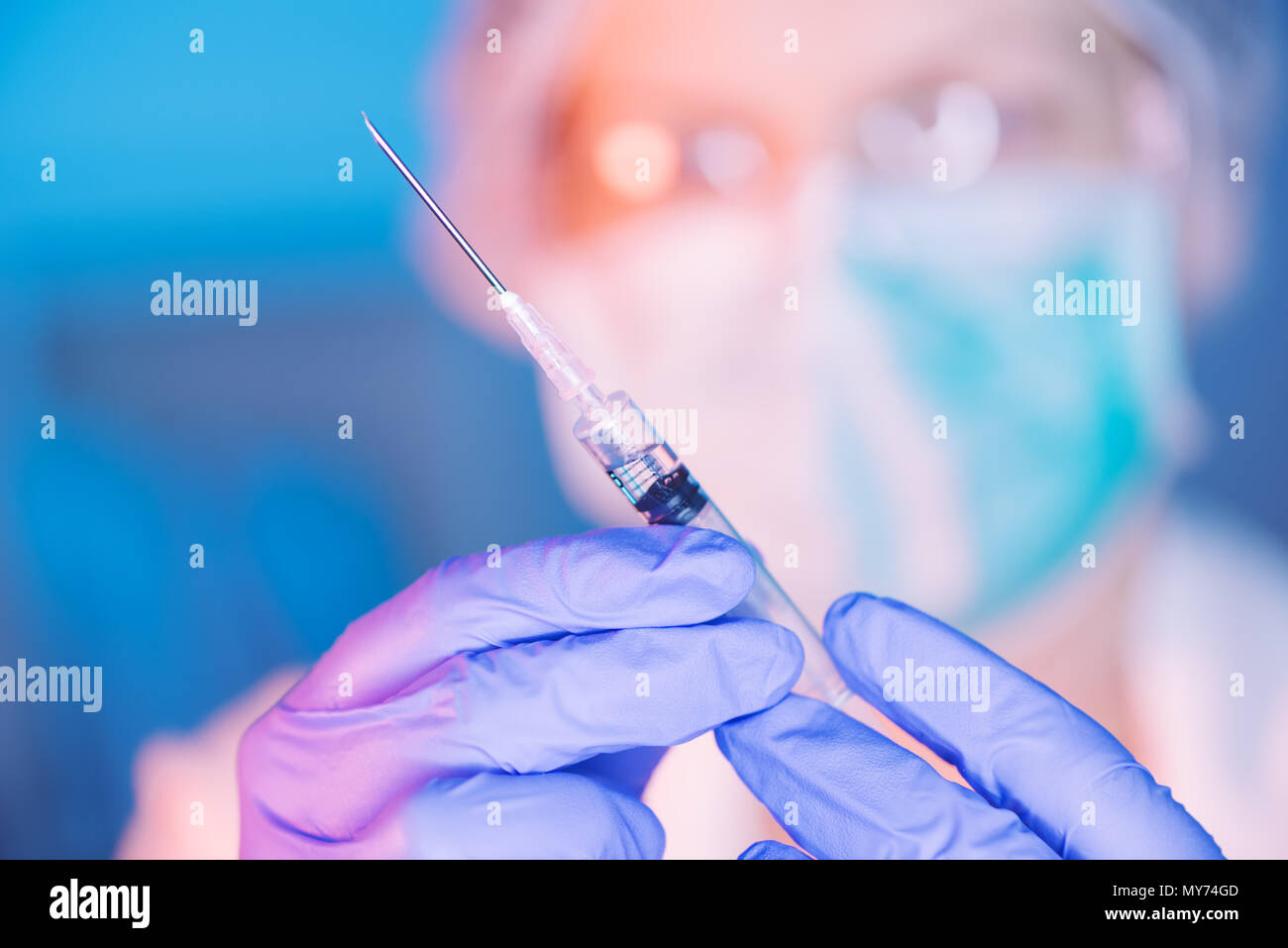 La vaccinazione MMR concetto con medico e la siringa in ospedale Foto Stock