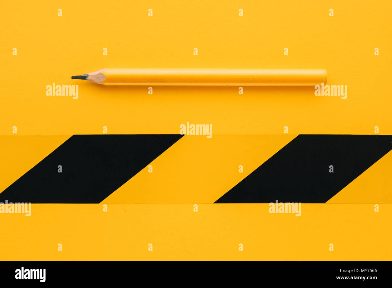 Classico giallo falegname tuttofare matita per on-site la marcatura dello stesso colore di sfondo come copia di spazio, composizione minimalista Foto Stock