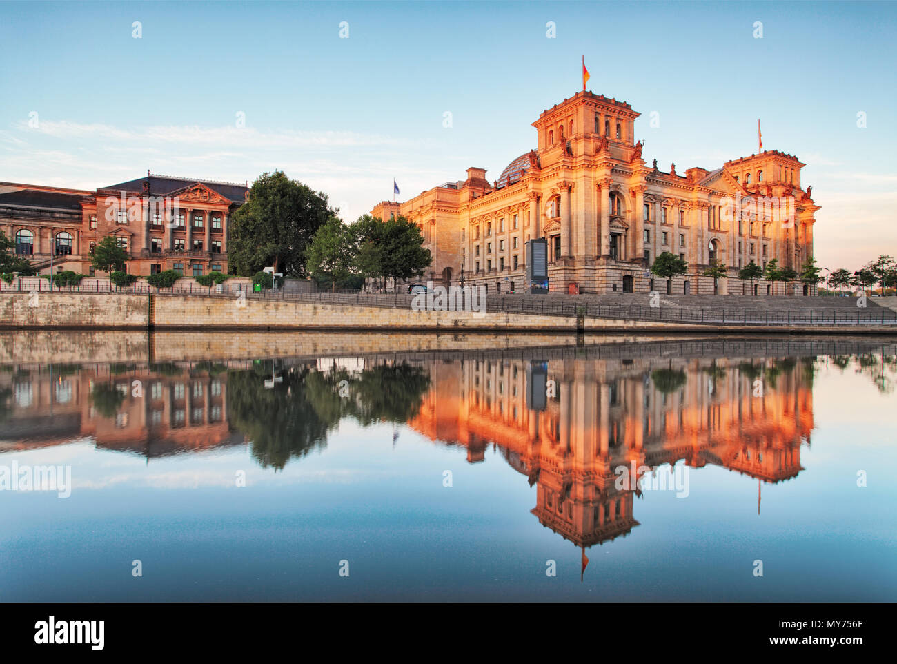 L'edificio del Reichstag (Bundestag) con riflessione nel fiume Sprea nelle prime ore del mattino Foto Stock