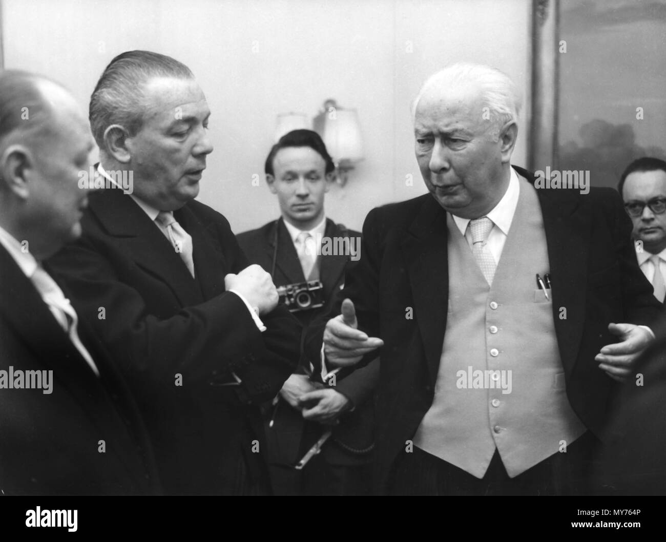 Il presidente della Federazione delle industrie tedesche (BDI), Fritz Berg (2.f.l) si congratula con il Presidente tedesco Theodor Heuss (r) sul suo settantacinquesimo compleanno il 31 gennaio 1959 presso la Villa Hammerschmidt di Bonn. (Altre persone non identificate). | Utilizzo di tutto il mondo Foto Stock