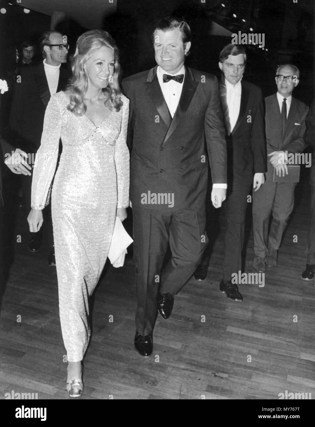 Il senatore Edward "" di Ted Kennedy e sua moglie Joan Bennett Kennedy arriva a la Beethovenhalle di Bonn, Germania, 16 aprile 1971, dove hanno partecipato a Boston Pops concerto. | Utilizzo di tutto il mondo Foto Stock