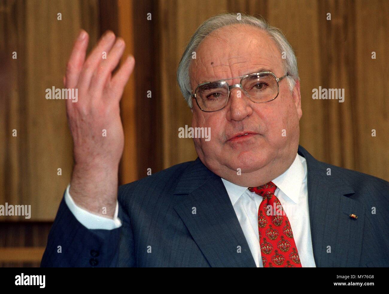 Helmut Kohl gibt am 9.1.1997 eine Pressekonferenz a Bonn. Nachdem ihm Hollywoodstars in einem offenen Brief, der am 9.1.1997 in der 'International Herald Tribune" abgedruckt guerra, eine "organisierte Verfolgung' von Scientology vorgeworfen hatten, sagte Kohl Jornalisten vor, er habe nicht die Absicht, auf den Brief zu reagieren. Diejenigen, die ihn unterschrieben hätten, "haben keine Ahnung von Deutschland und wollen auch keine Ahnung haben, sonst hätten sie in modo etwas nicht verzapft." Die Unterzeichner, die betonten, nicht Mitglieder der Scientology- Sekte zu sein, appellierten an den Kanzler: ' Foto Stock