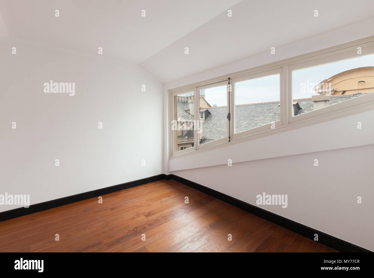 Interno, vecchio attico con windows Foto Stock