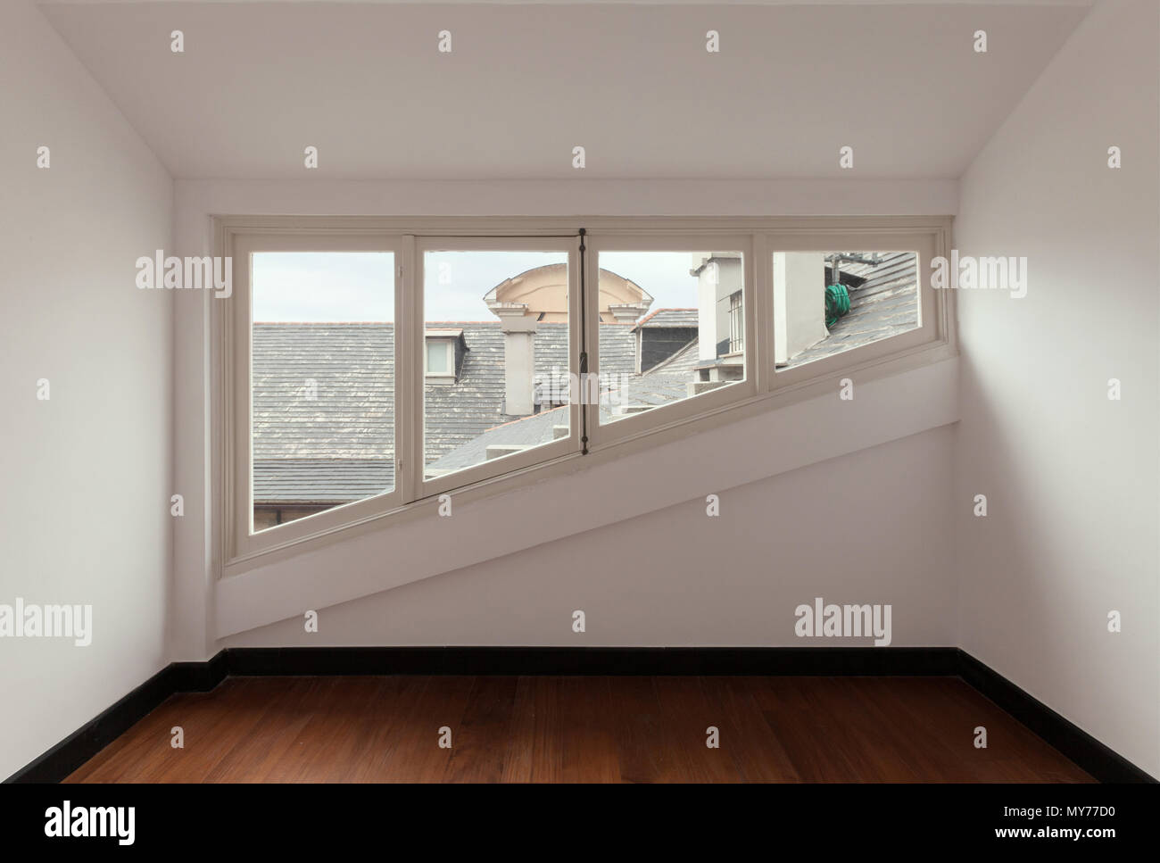 Interno, vecchio attico con windows Foto Stock