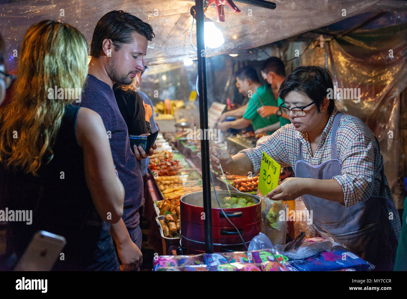CHIANG MAI, Thailandia - 27 agosto: l'uomo acquista gnocchi al sabato notte di mercato (walking street) il 27 agosto 2016 a Chiang Mai, Thailandia. Foto Stock