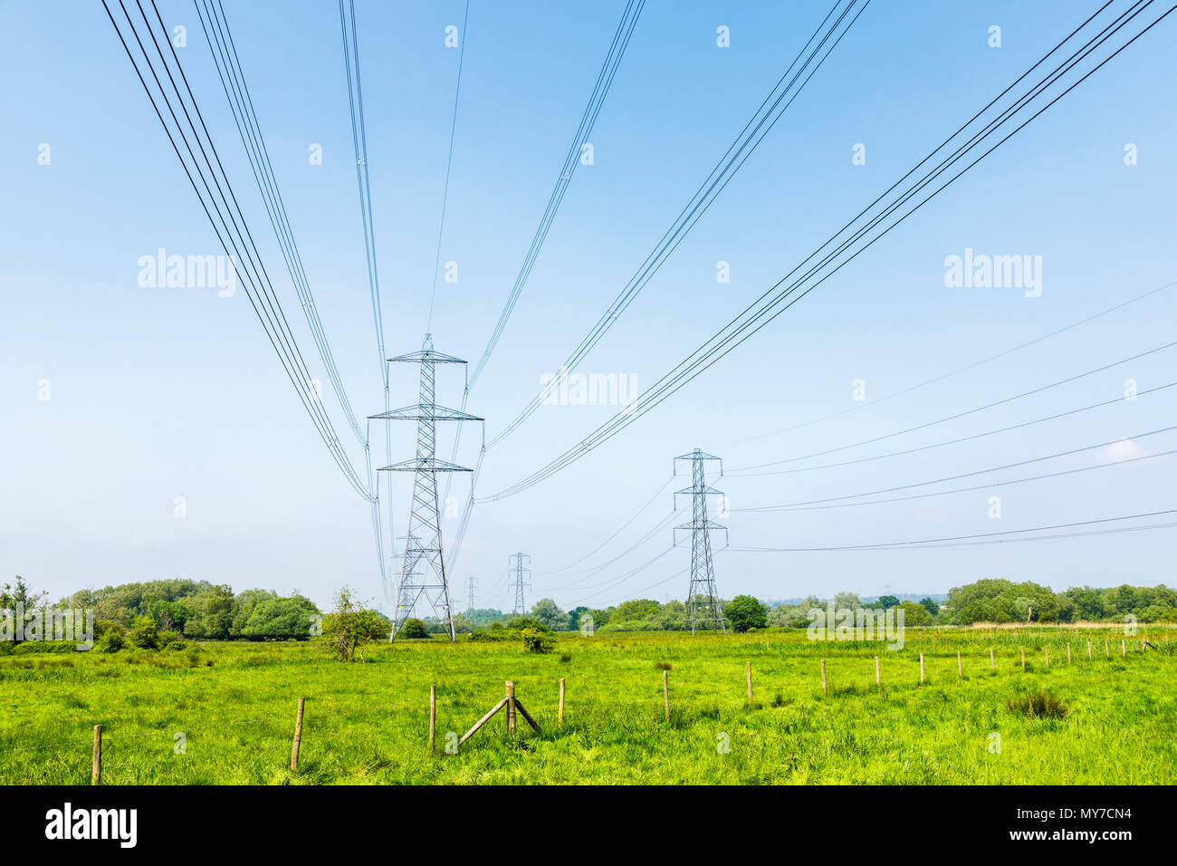 Tralicci di energia elettrica con cavi aerei nel Test inferiore Riserva Naturale, Totton, Fiume estuario di prova, Redbridge, Southampton, Hampshire, Regno Unito Foto Stock