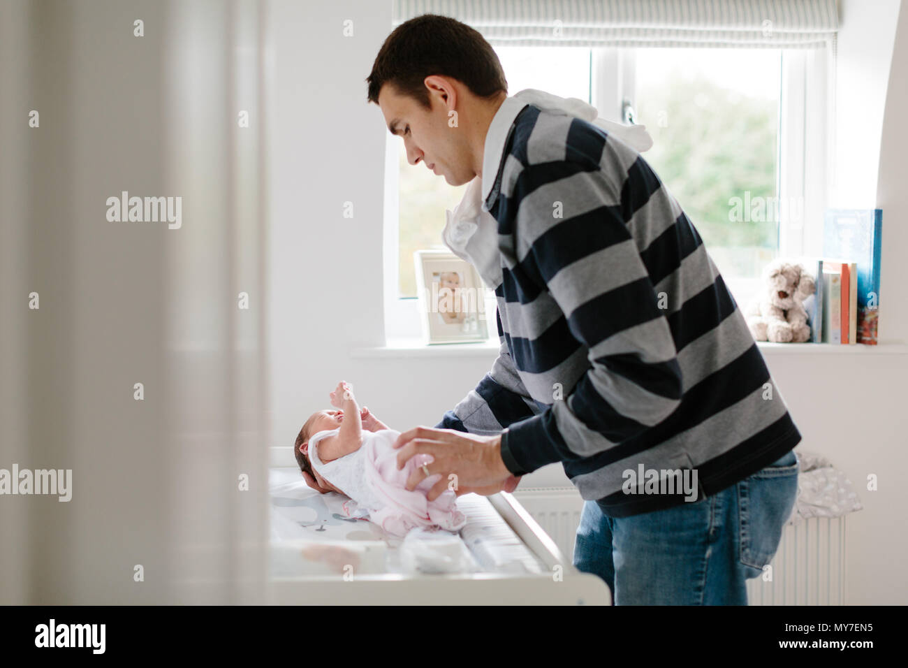 Padre medicazione neonato Foto Stock