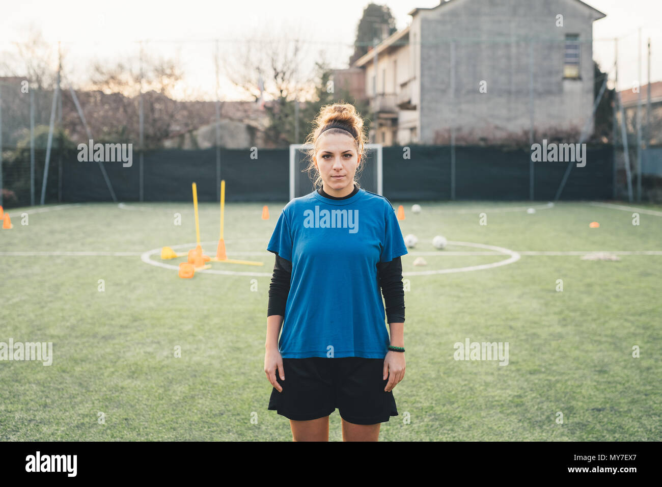 Ritratto di donna giocatore di calcio Foto Stock