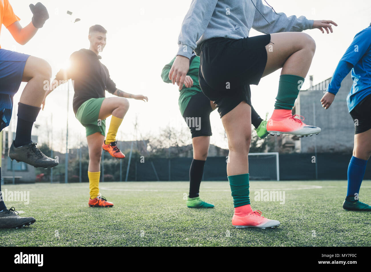 I giocatori di calcio in fase di riscaldamento prima del gioco Foto Stock