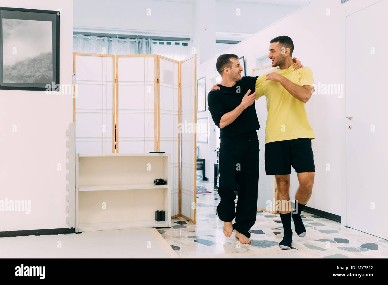 Amici in palestra con le braccia intorno a ciascun altro Foto Stock