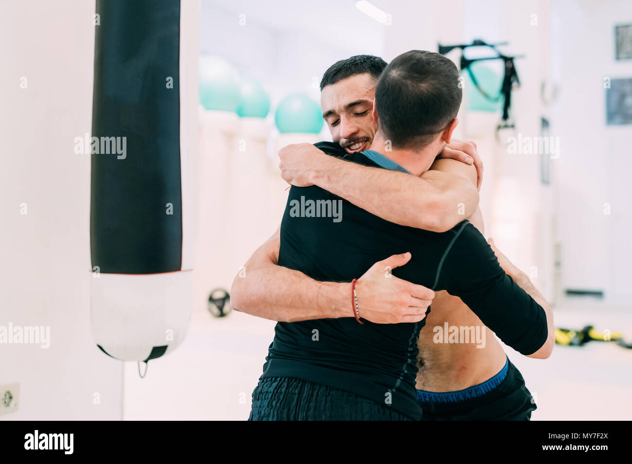 Amici di sesso maschile avvolgente Foto Stock