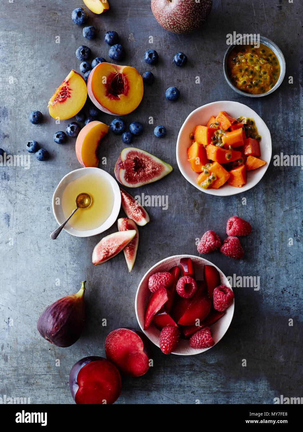 Still Life di cibo ciotole e frutta fresca, vista aerea Foto Stock