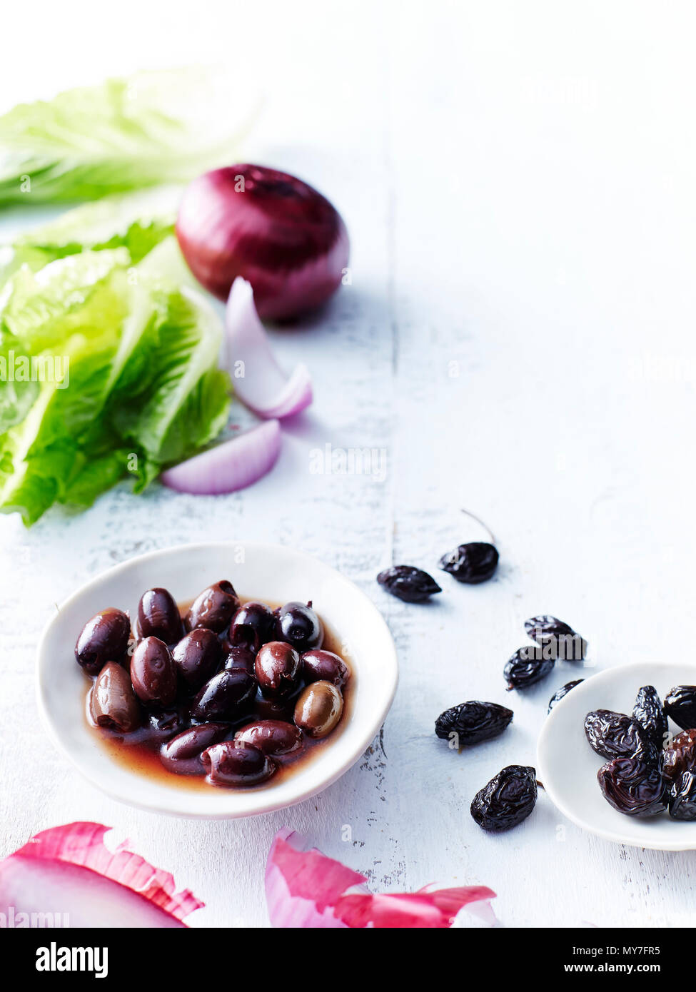 Le lattughe romane, le olive e le cipolle rosse Foto Stock