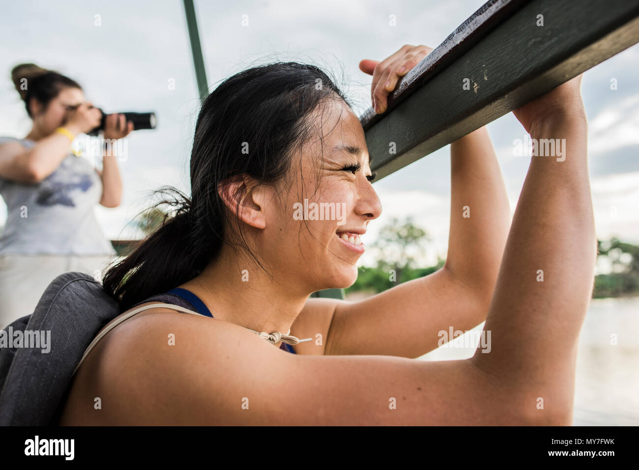 Giovane turista femminile guardando fuori dal fiume Chobe tour in barca, Botswana, Africa Foto Stock