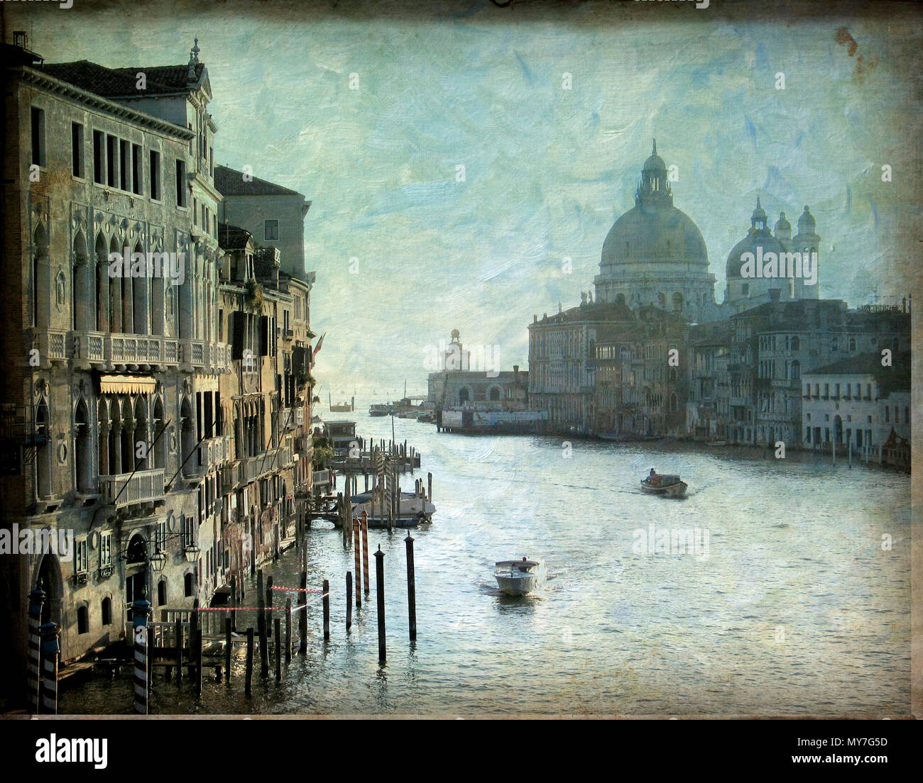 Canal grande e la salute a Venezia caratterizzano l'architettura storica e le acque tranquille durante la luce del mattino presto. Italia Foto Stock