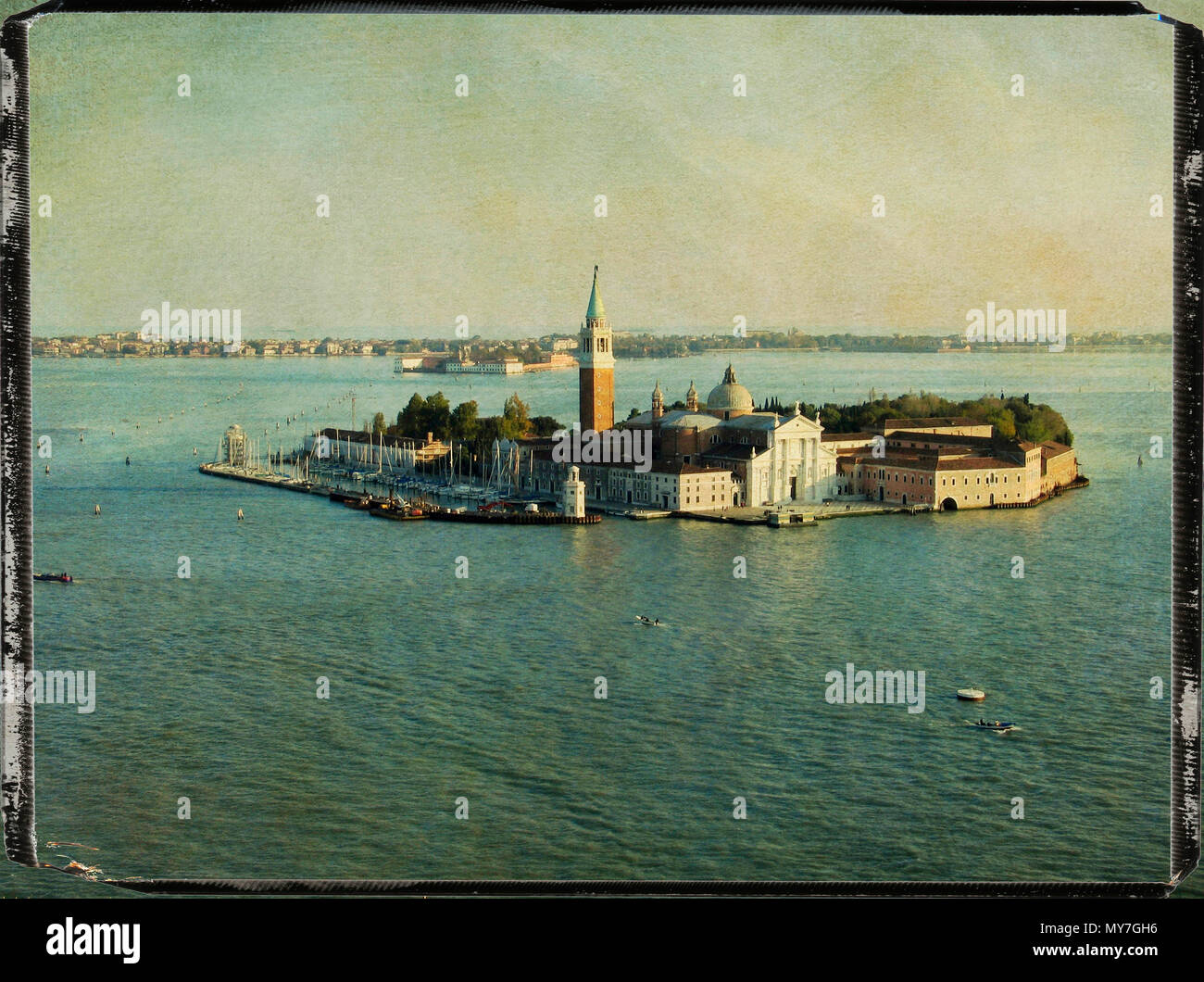 Maestosa isola di San Giorgio maggiore con architettura storica e splendide viste sull'acqua a Venezia, in Italia, durante una giornata di sole Foto Stock