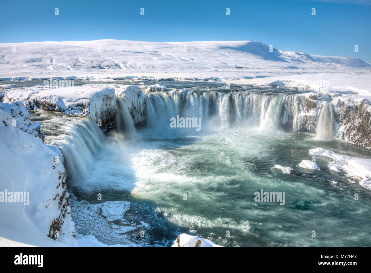 Cascata Goðafoss in inverno con neve e ghiaccio, regione nord-occidentale, Islanda Foto Stock