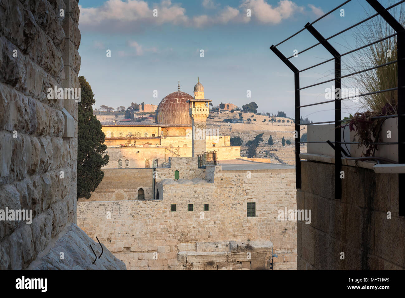 Una vista della Moschea di Al-Aqsa in Montagna del Tempio nella città vecchia di Gerusalemme, Israele. Foto Stock