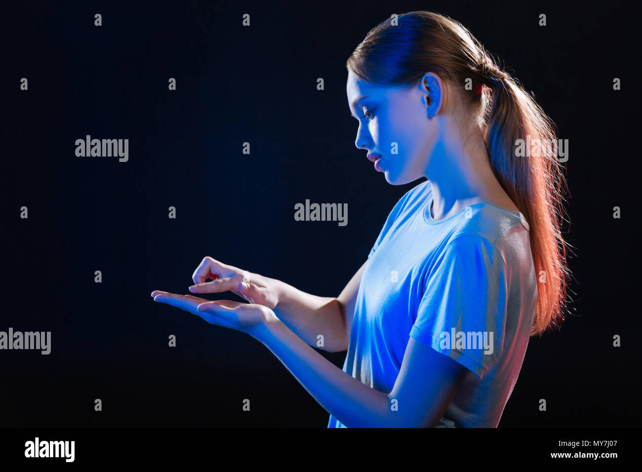 Grave donna smart utilizzando un dispositivo virtuale Foto Stock