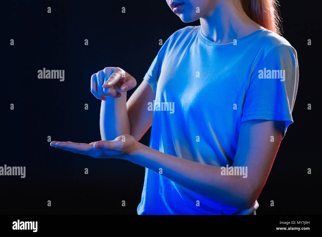 Bella giovane donna che utilizza la tecnologia virtuale Foto Stock