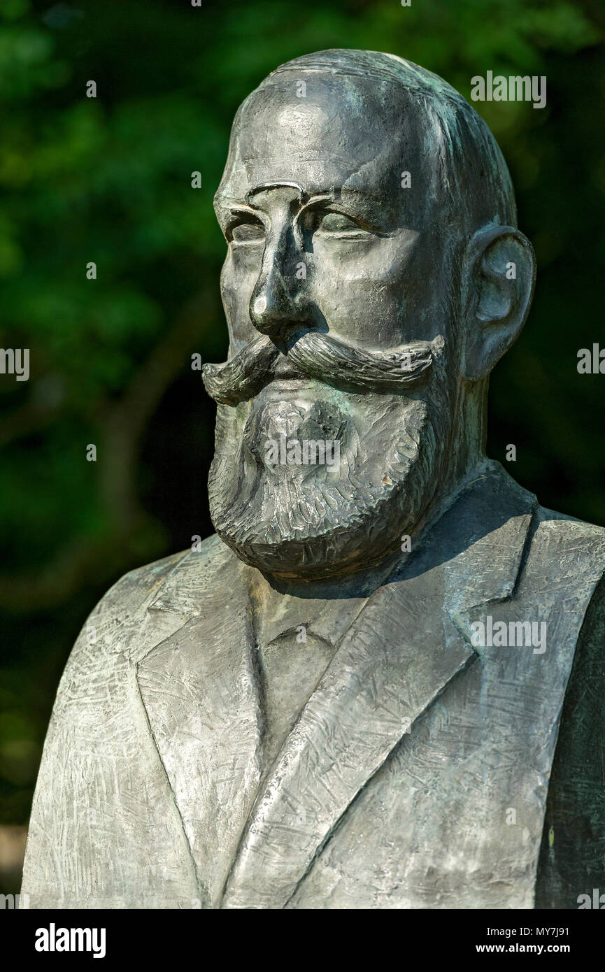 Monumento onorario per il Dott. med. Oskar Bircher-Benner, busto in bronzo, spa garden, Bad Homburg, Hesse, Germania Foto Stock