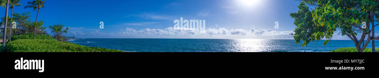 Vista panoramica di una spiaggia soleggiata in Oahu Hawaii Foto Stock