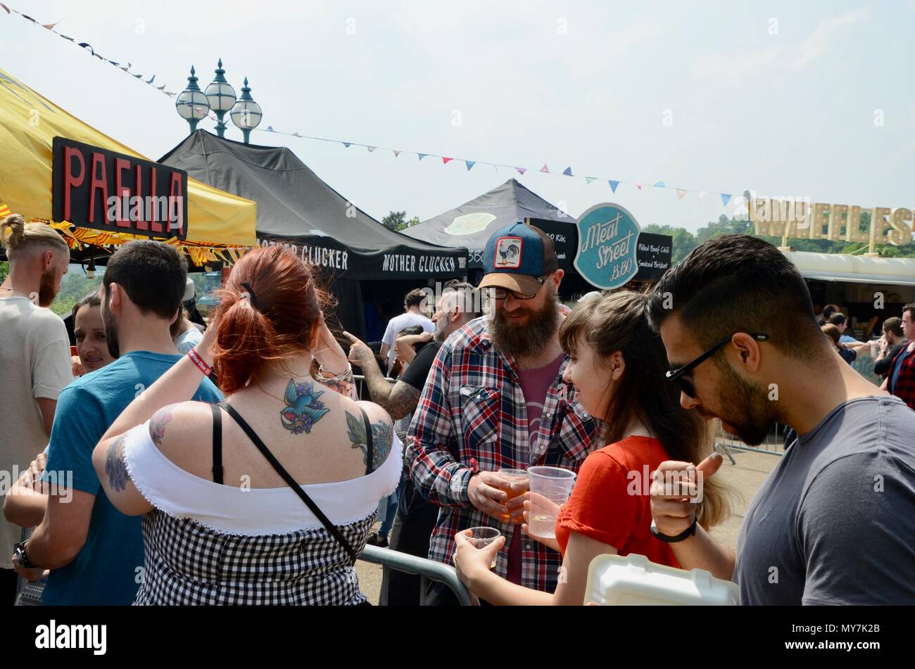 La folla e le bancarelle ecc alla street food festival a Alexandra Palace di Londra Regno Unito 2018 Foto Stock