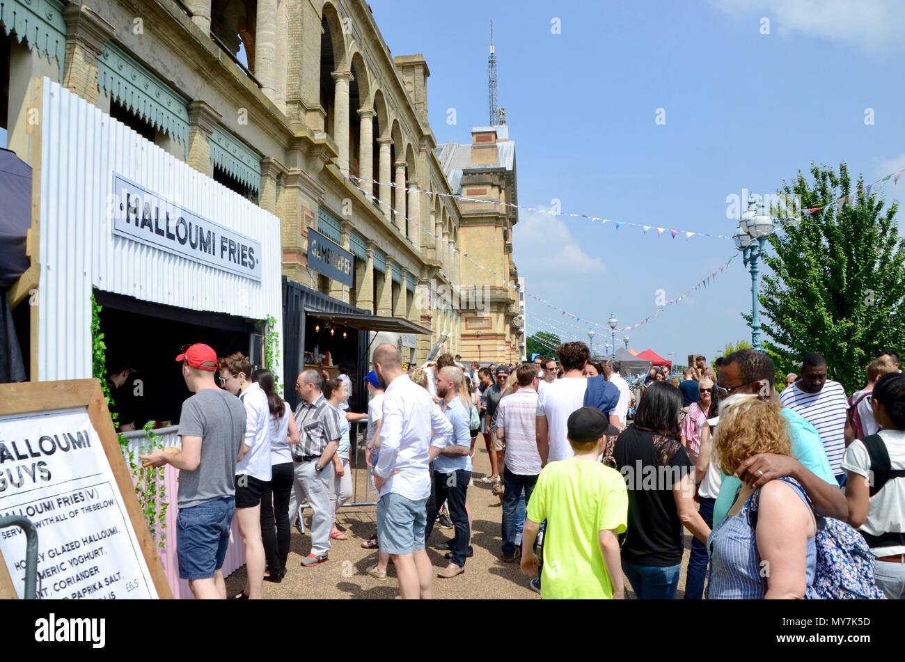 Halloumi patatine fritte in stallo la street food festival a Alexandra Palace di Londra Regno Unito 2018 Foto Stock