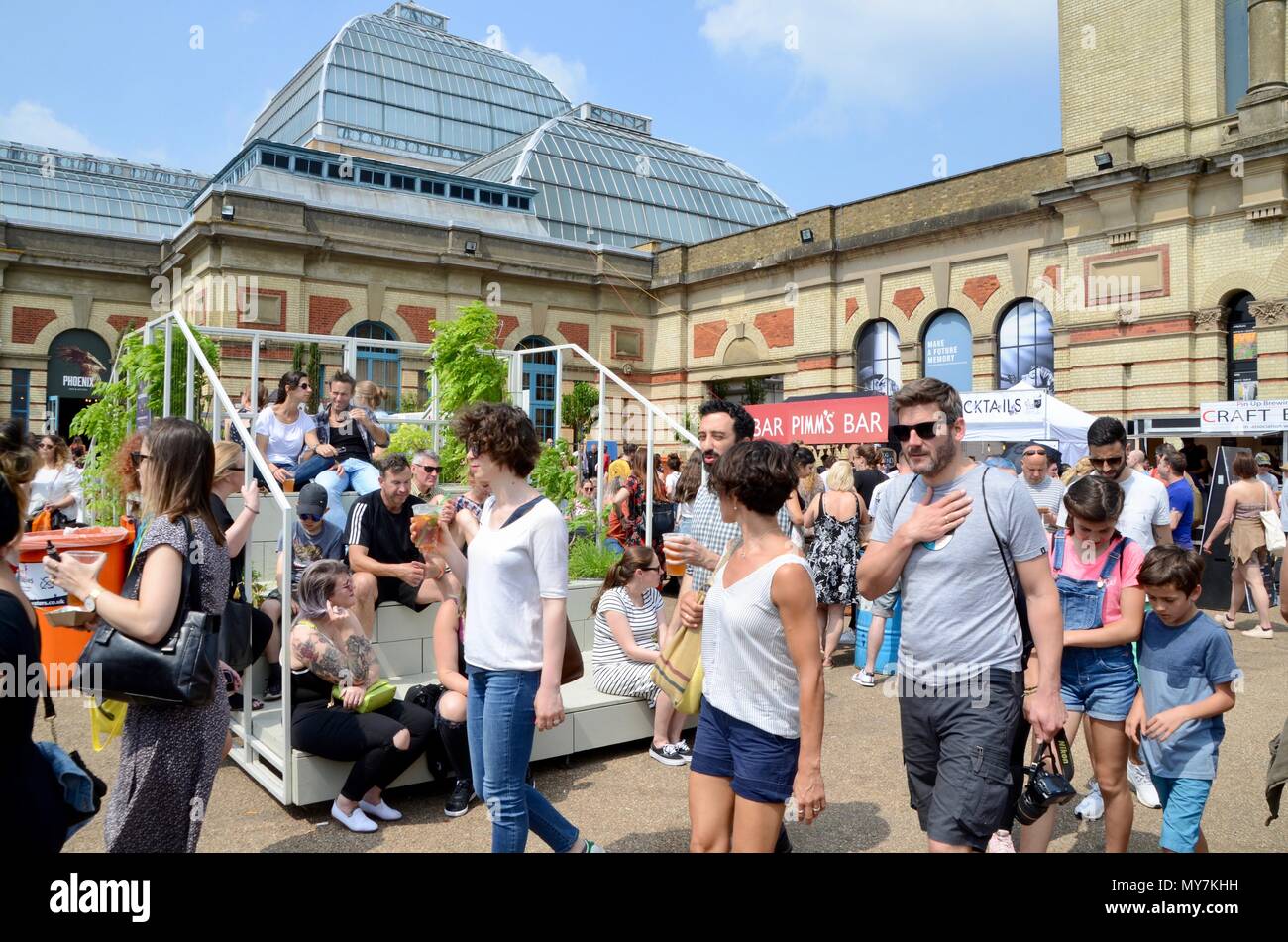 La folla si spegne etc alla street food festival a Alexandra Palace di Londra Regno Unito 2018 Foto Stock