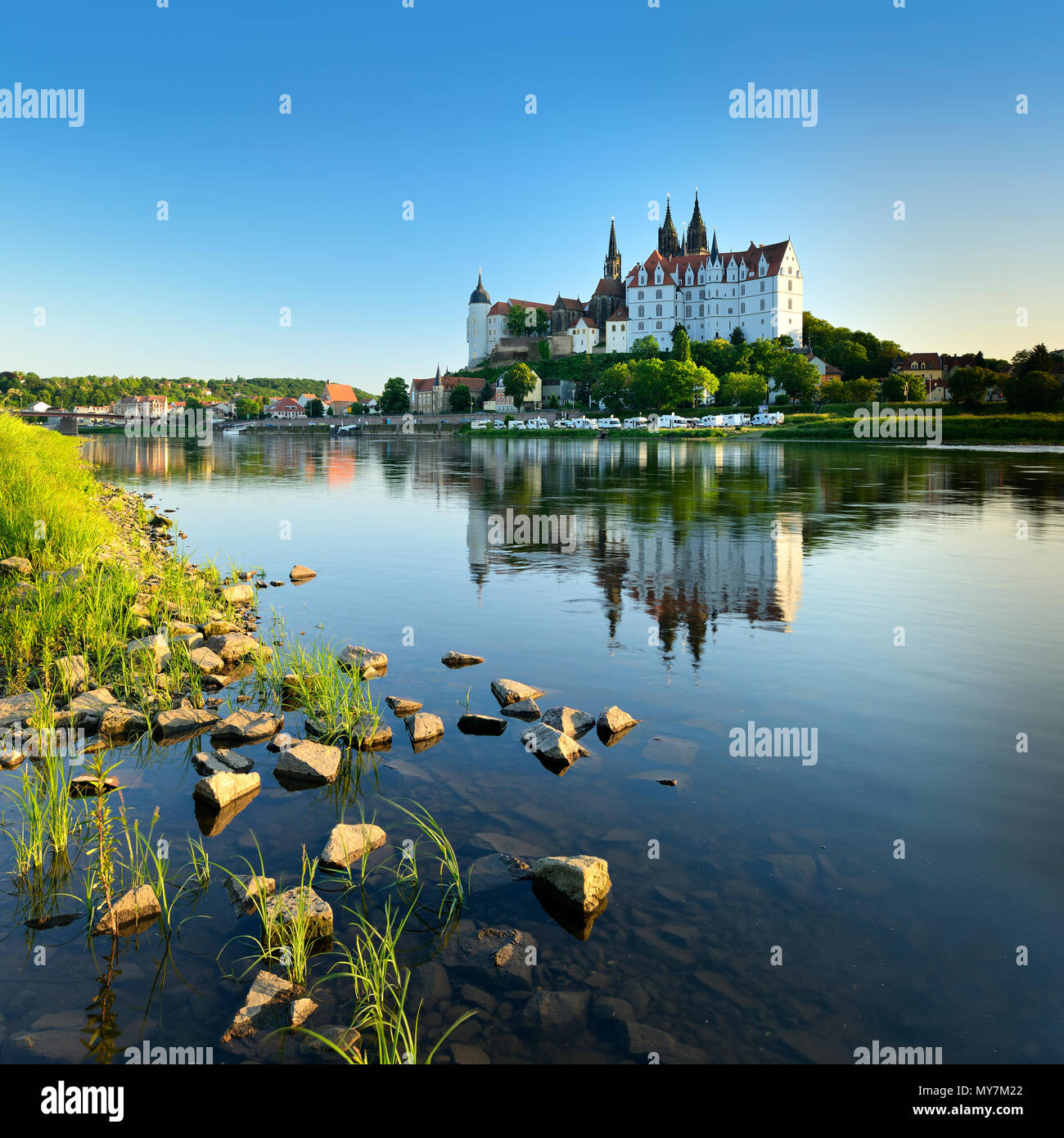 La collina del castello con la cattedrale e il castello di Albrechtsburg è riflessa nel fiume Elba, Meissen, Bassa Sassonia, Germania Foto Stock
