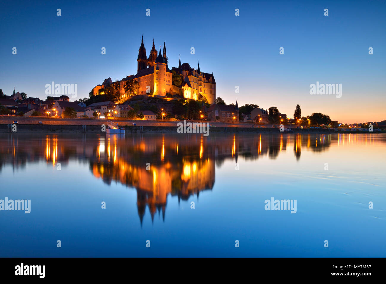 La collina del castello con la cattedrale e il castello di Albrechtsburg riflessa nel fiume Elba, crepuscolo, Meißen, Bassa Sassonia, Germania Foto Stock