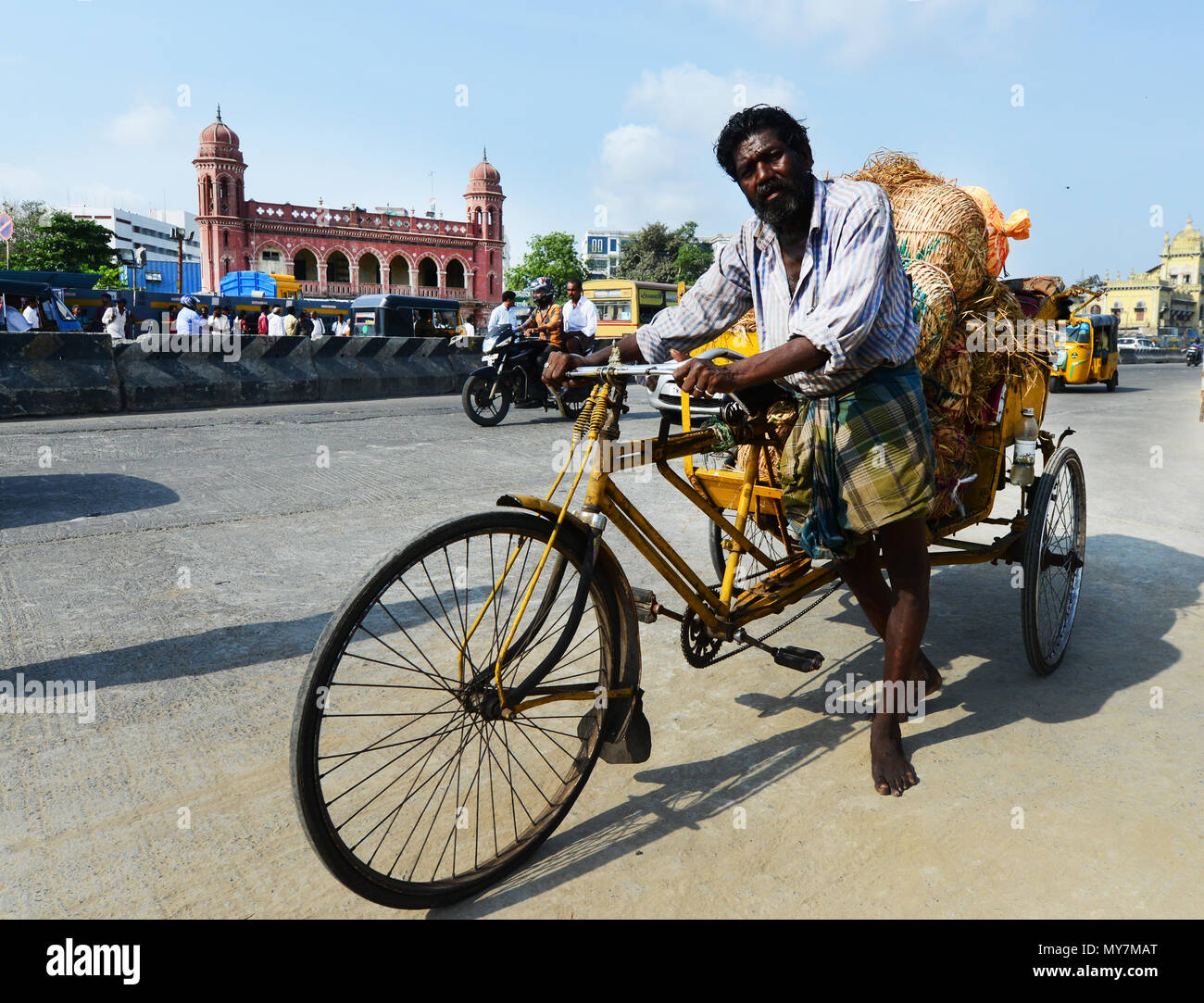 Il trasporto di merci su un ciclo di risciò. Foto Stock