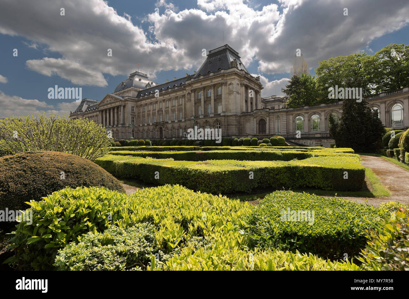 Vista sul palazzo reale con i suoi giardini nella capitale del Belgio. Prendere orizzontale del giorno. Foto Stock