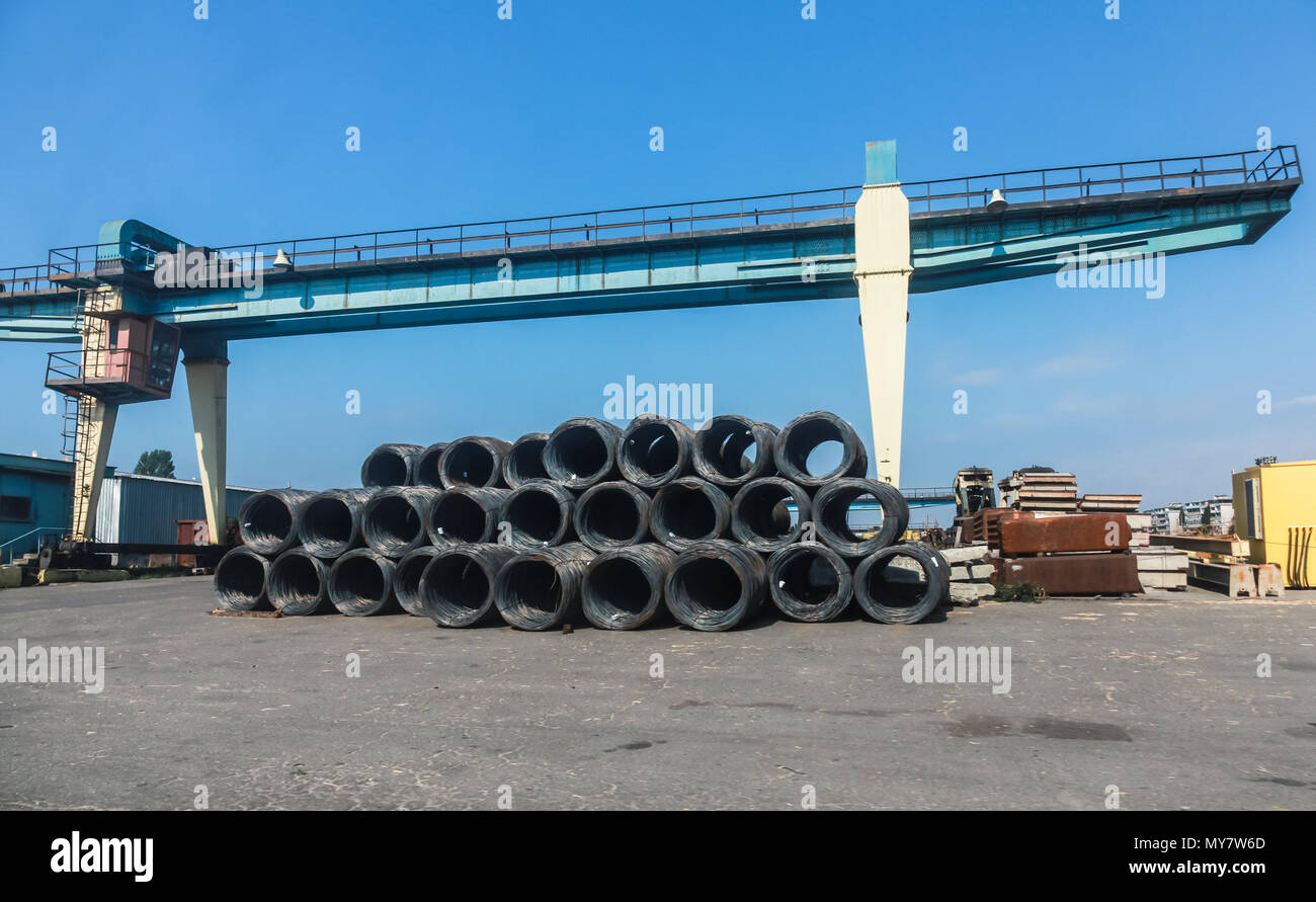 Impilate i fasci di cavi lay vicino a gru a ponte nel porto di Burgas, Bulgaria Foto Stock