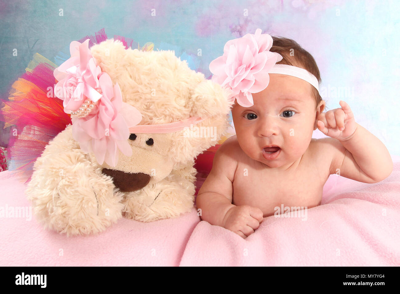 9 settimana di età Baby girl, lo sviluppo cognitivo Foto Stock