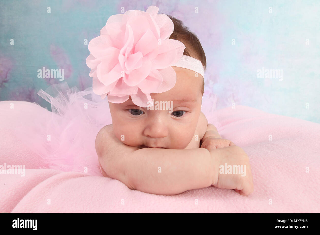 9 settimana di età Baby girl, lo sviluppo cognitivo Foto Stock
