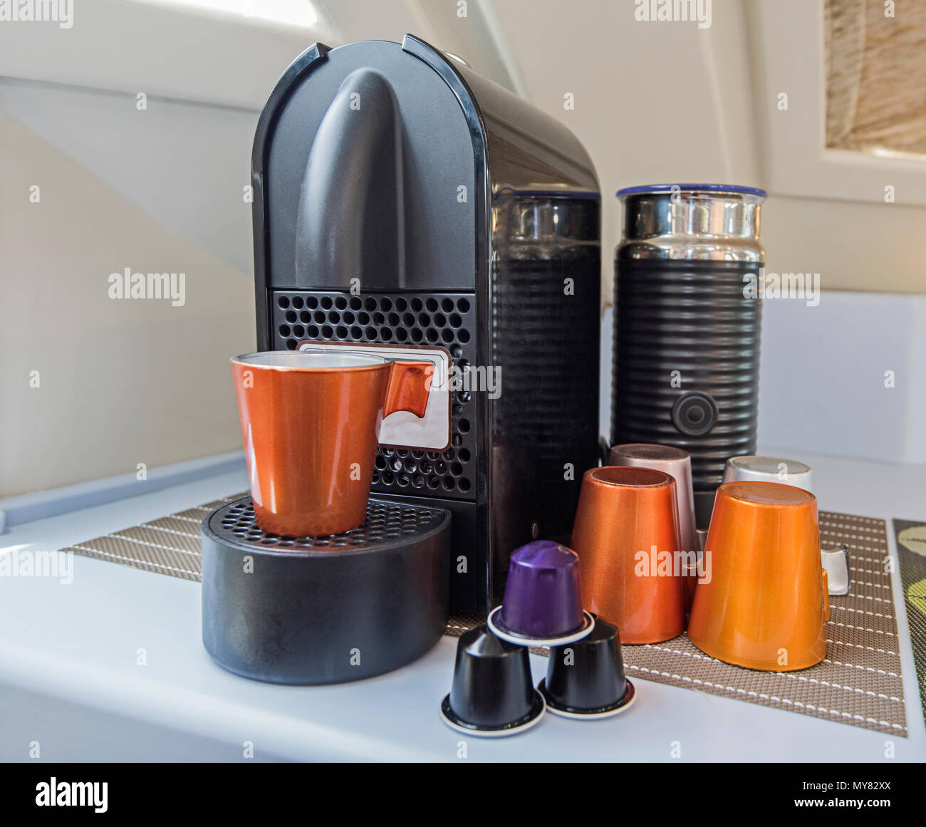 Closeup ancora la vita della macchina da caffè espresso macchina con mug tazze capsule e cialde Foto Stock