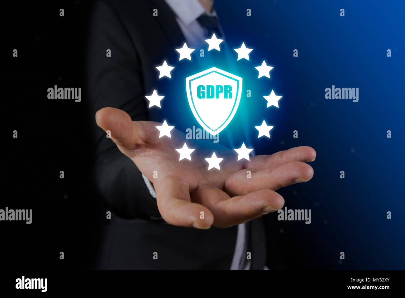 Imprenditore mano azienda segno generale sulla protezione dei dati (regolamento il PILR) e la protezione con il PILR iscrizione Foto Stock