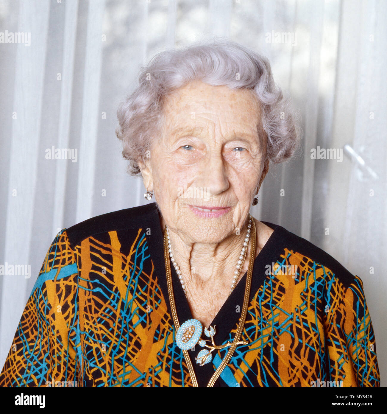 Prinzessin Viktoria Luise von Preußen, Herzogin zu Braunschweig-Lüneburg, in ihrem Haus in Braunschweig, Deutschland 1974. La Principessa Victoria Louise of Prussia, duchessa di Brunswick Lueneburg, a casa sua in Brunswick, Germania 1974. Foto Stock