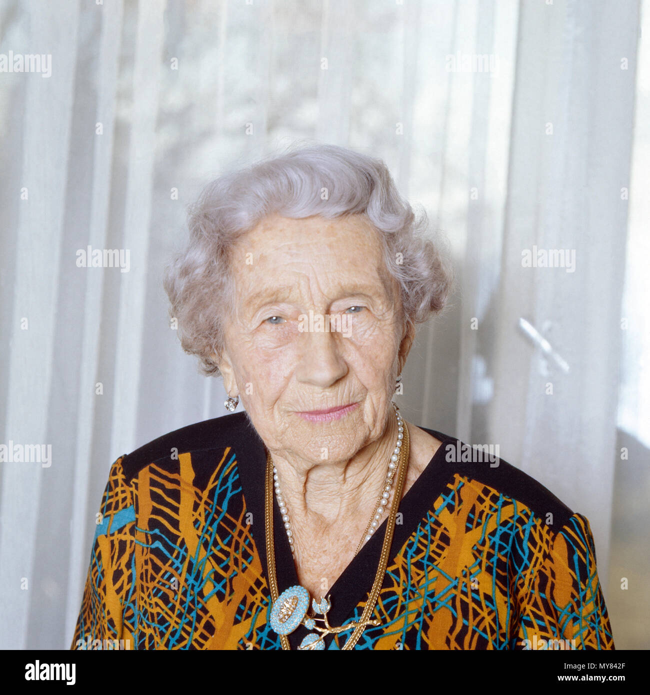 Prinzessin Viktoria Luise von Preußen, Herzogin zu Braunschweig-Lüneburg, in ihrem Haus in Braunschweig, Deutschland 1974. La Principessa Victoria Louise of Prussia, duchessa di Brunswick Lueneburg, a casa sua in Brunswick, Germania 1974. Foto Stock