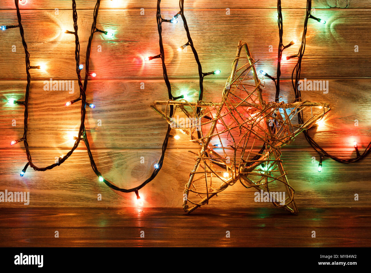 Vintage decorazione di Natale con le stelle e le luci sul tavolo di legno  Foto stock - Alamy